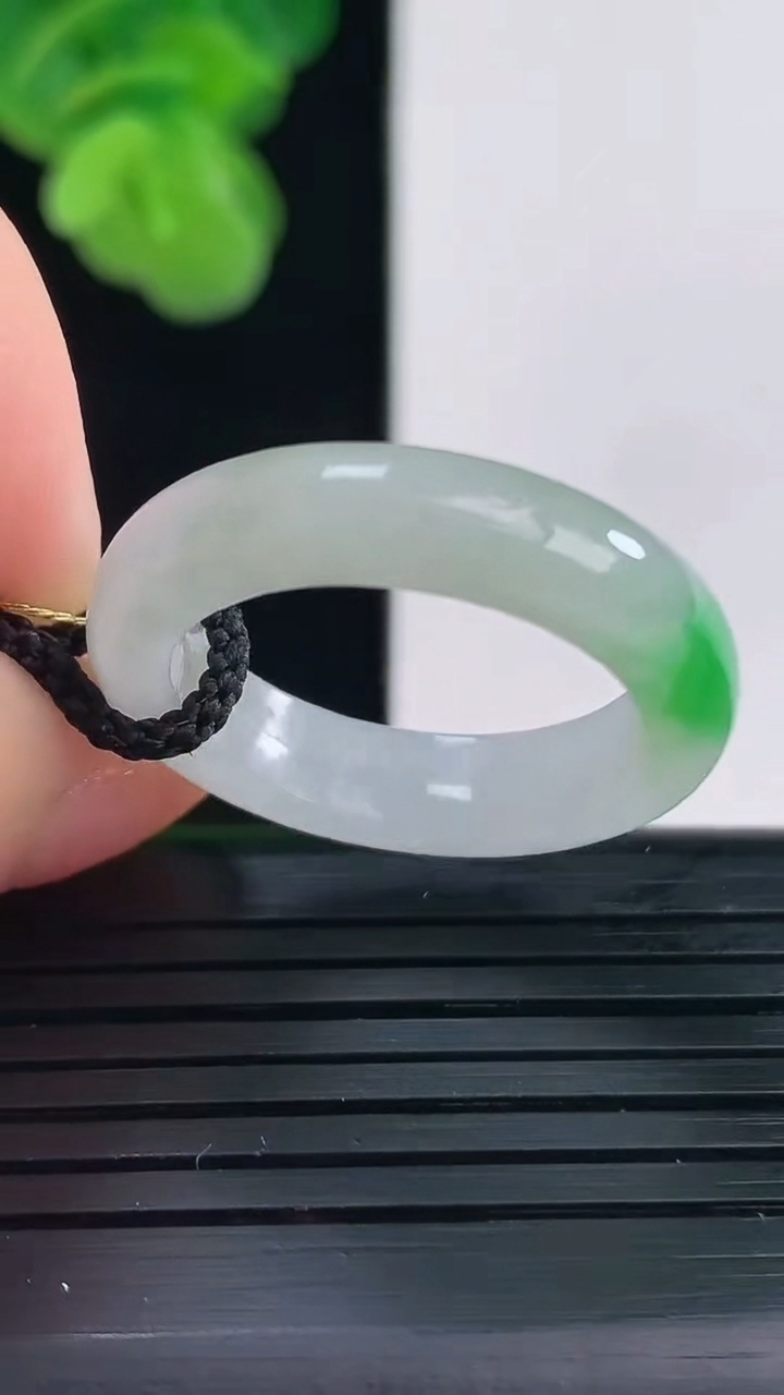 天然A货翡翠指环戒指尺寸19.4-5.1-3.5重量:4.19g2026年4月11日
工厂直销收藏佳品,种好水足，色泽均匀，有种有色，上手高大气！