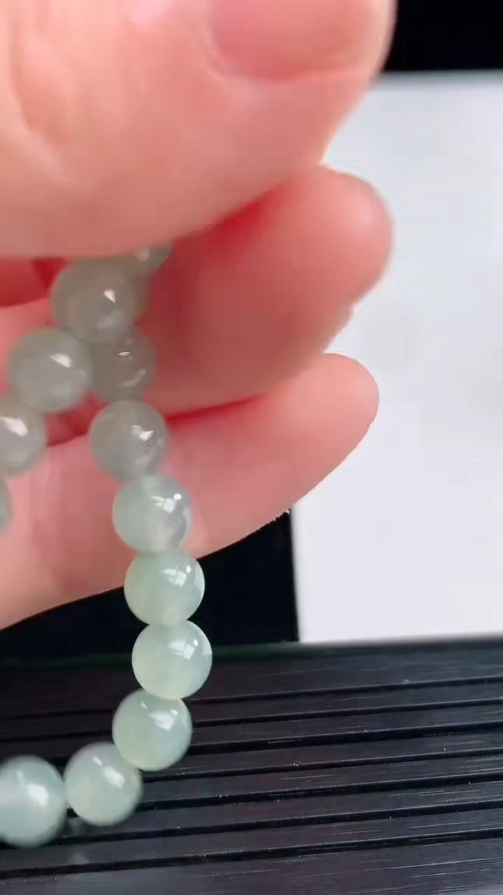 天然A货翡翠圆珠手串尺寸6-27颗重量:11.01g4月11日
工厂直销收藏佳品,种好水足，色泽均匀，有种有色，上手高大气！