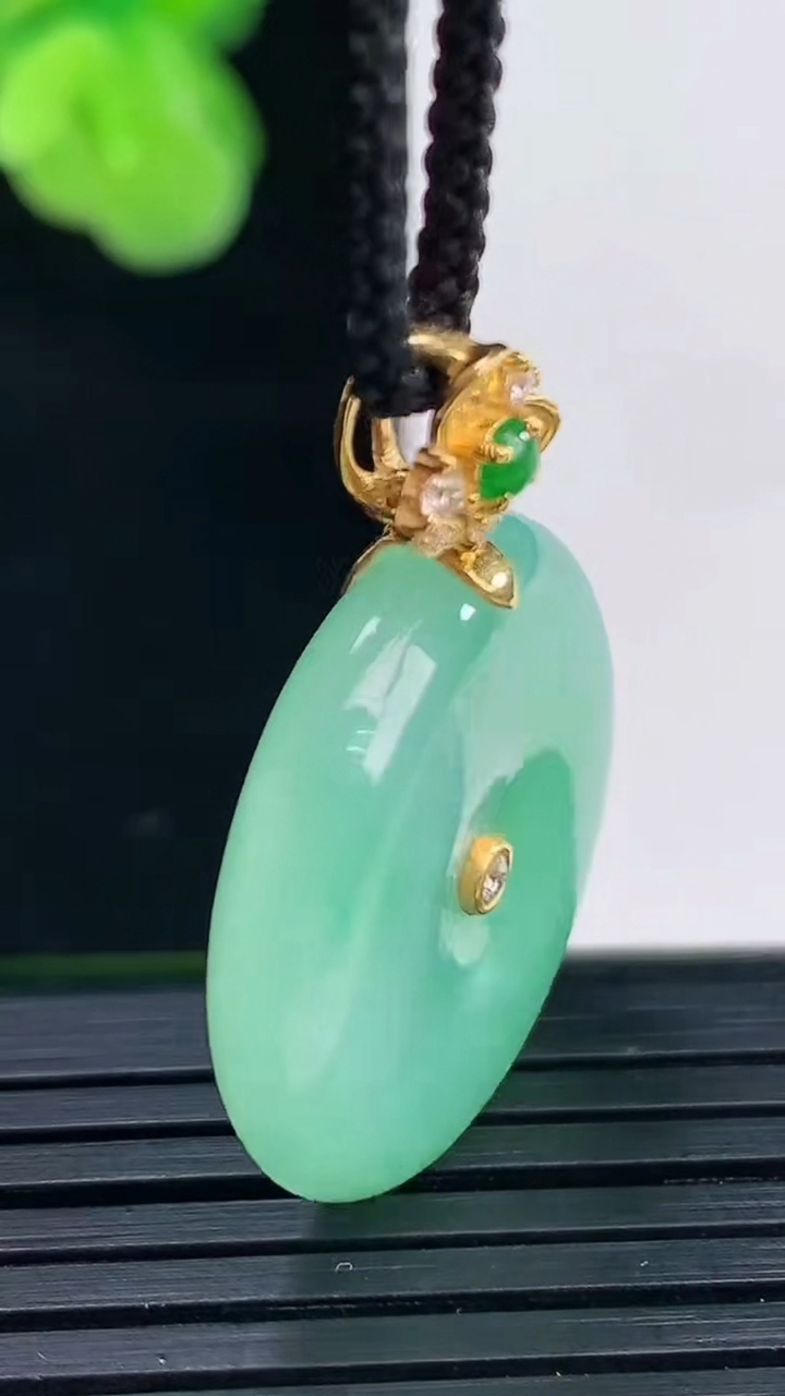 天然A货翡翠平安扣吊坠尺寸23.8-5.9重量:8.60g
4月11日