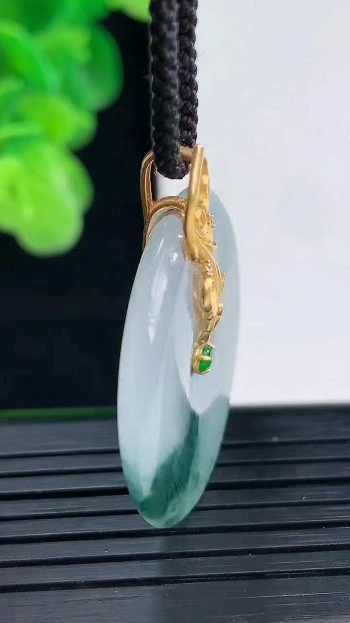 天然A货翡翠18K金飘花平安扣吊坠尺寸30.2-4.6重量:10.05g
4月11日