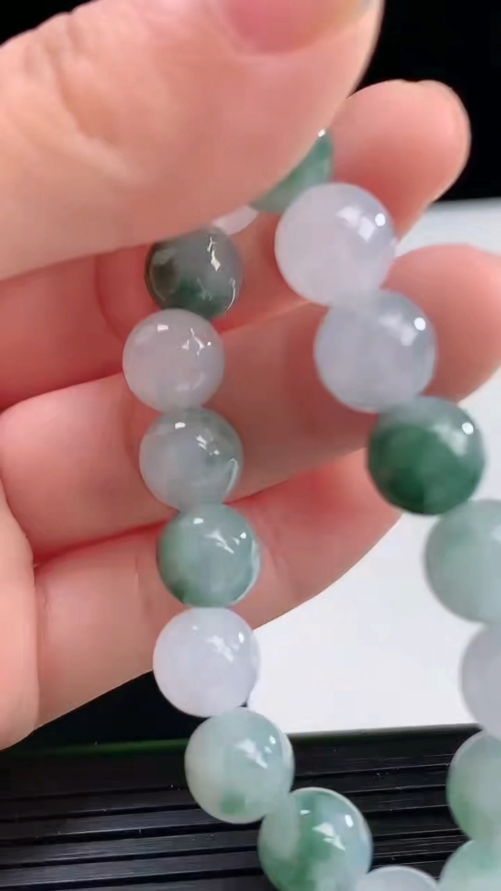 天然A货翡翠飘花圆珠手串尺寸8.7-21颗重量:26.17g4月11日
工厂直销收藏佳品,种好水足，色泽均匀，有种有色，上手高大气！