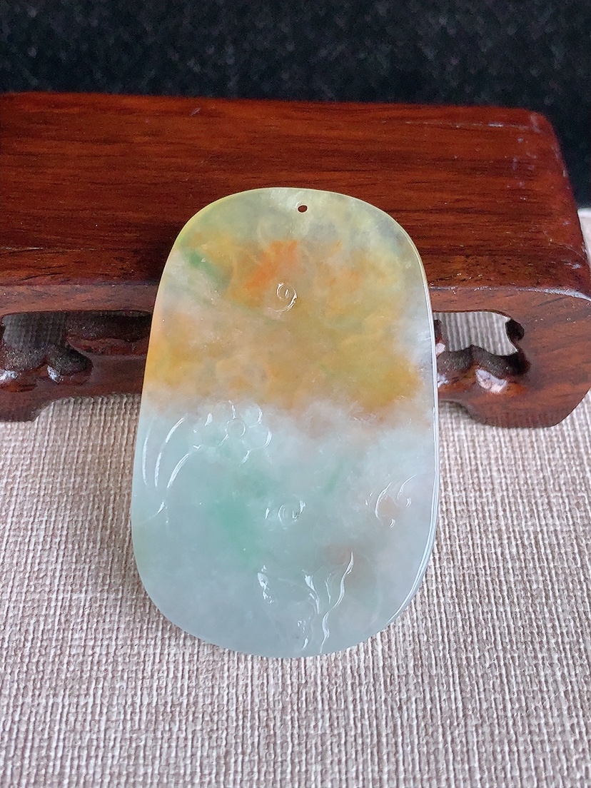 天然A货翡翠黄加绿双彩蝶念花吊坠 
尺寸53.2-34.5-4.5mm 重量15.36g 0410