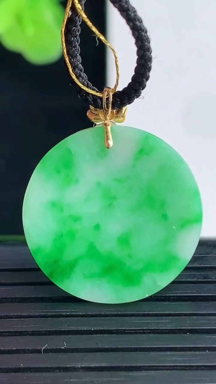 天然A货翡翠无事牌吊坠尺寸22.5-1.9重量:3.07g
4月11日