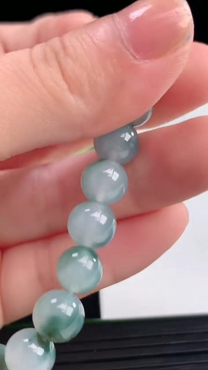 天然A货翡翠飘花圆珠手串尺寸7.8-23颗重量:19.11g4月11日
工厂直销收藏佳品,种好水足，色泽均匀，有种有色，上手高大气！