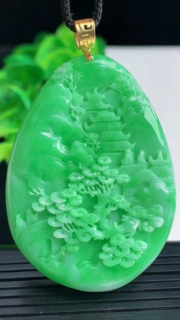 天然A货翡翠山水牌吊坠尺寸53.8-39-8.2重量:32.30g
4月11日