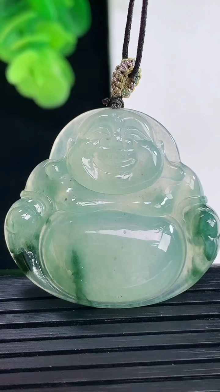 天然A货翡翠飘花佛公吊坠尺寸31.2-33.6-5.8重量:9.51g
4月11日