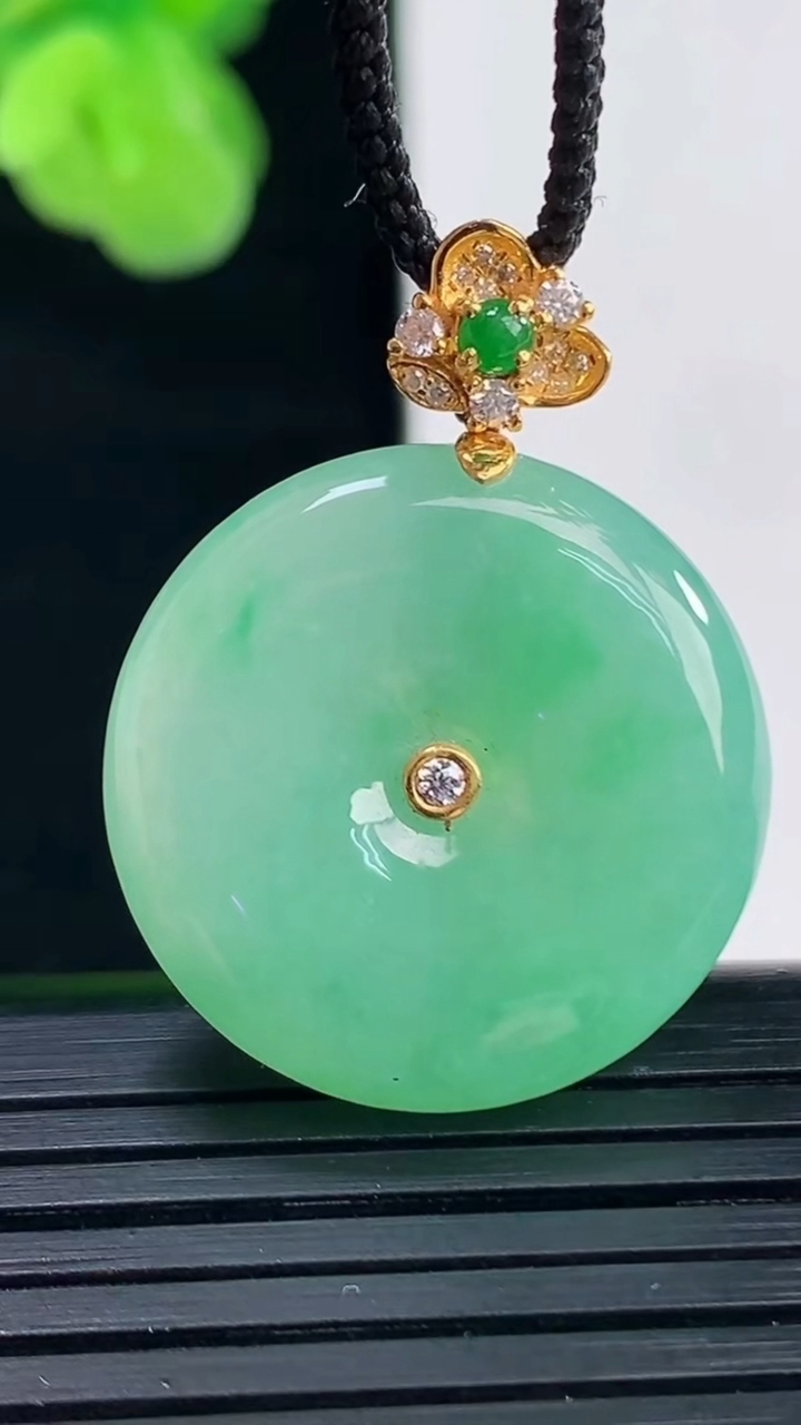 天然A货翡翠平安扣吊坠尺寸23.8-5.9重量:8.60g
4月11日