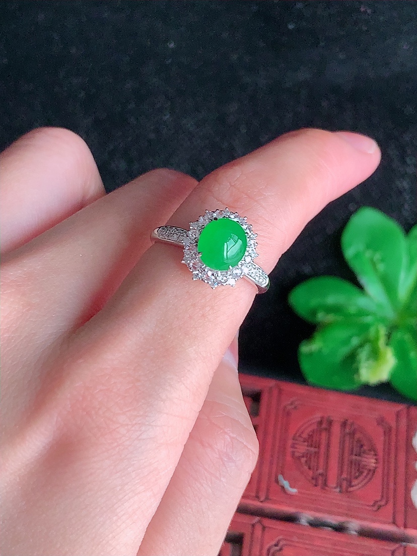 天然A货翡翠18K金伴钻镶嵌阳绿蛋面戒指 圈口17.6裸石
尺寸7.2-6.5mm 重量2.65g 0410