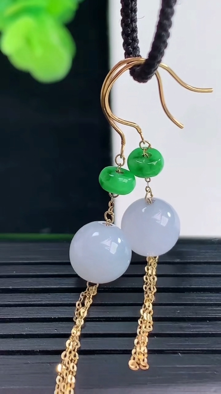 天然A货翡翠18K金紫罗兰圆珠耳坠尺寸8.5重量:2.85g4月11日
工厂直销收藏佳品,种好水足，