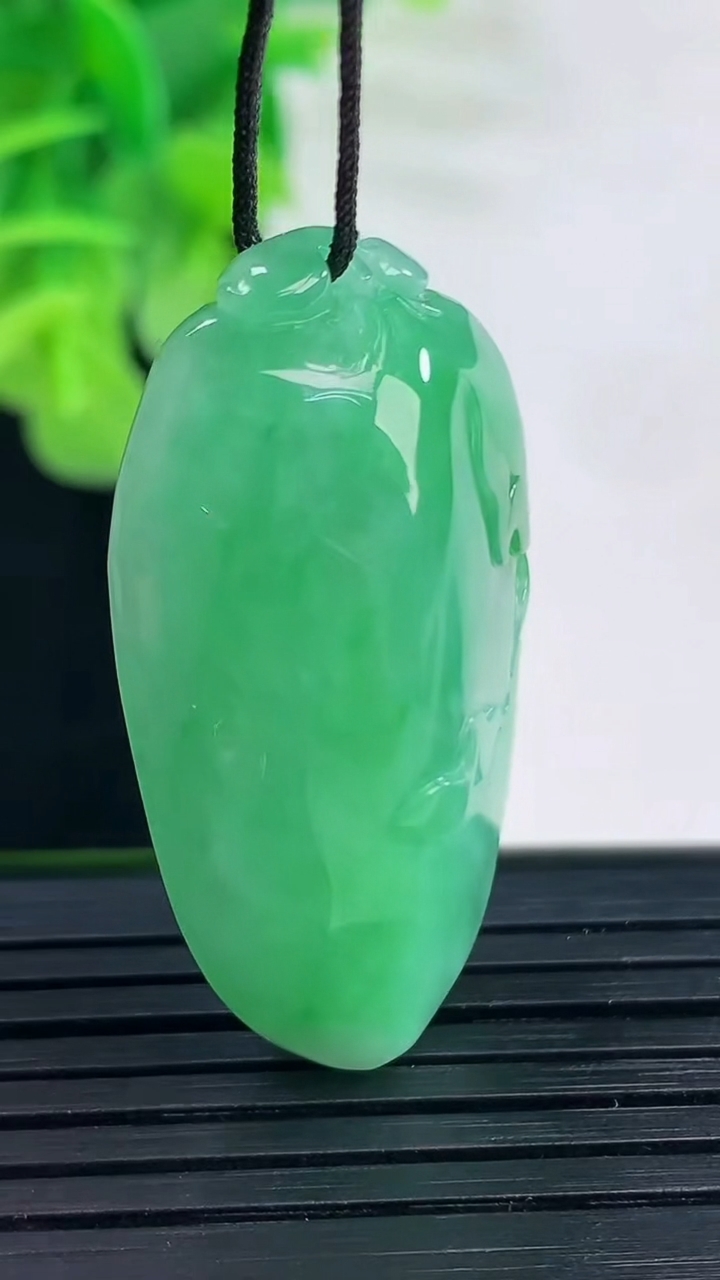 天然A货翡翠福瓜吊坠尺寸37.6-20.9-11.1重量:14.95g
4月11日