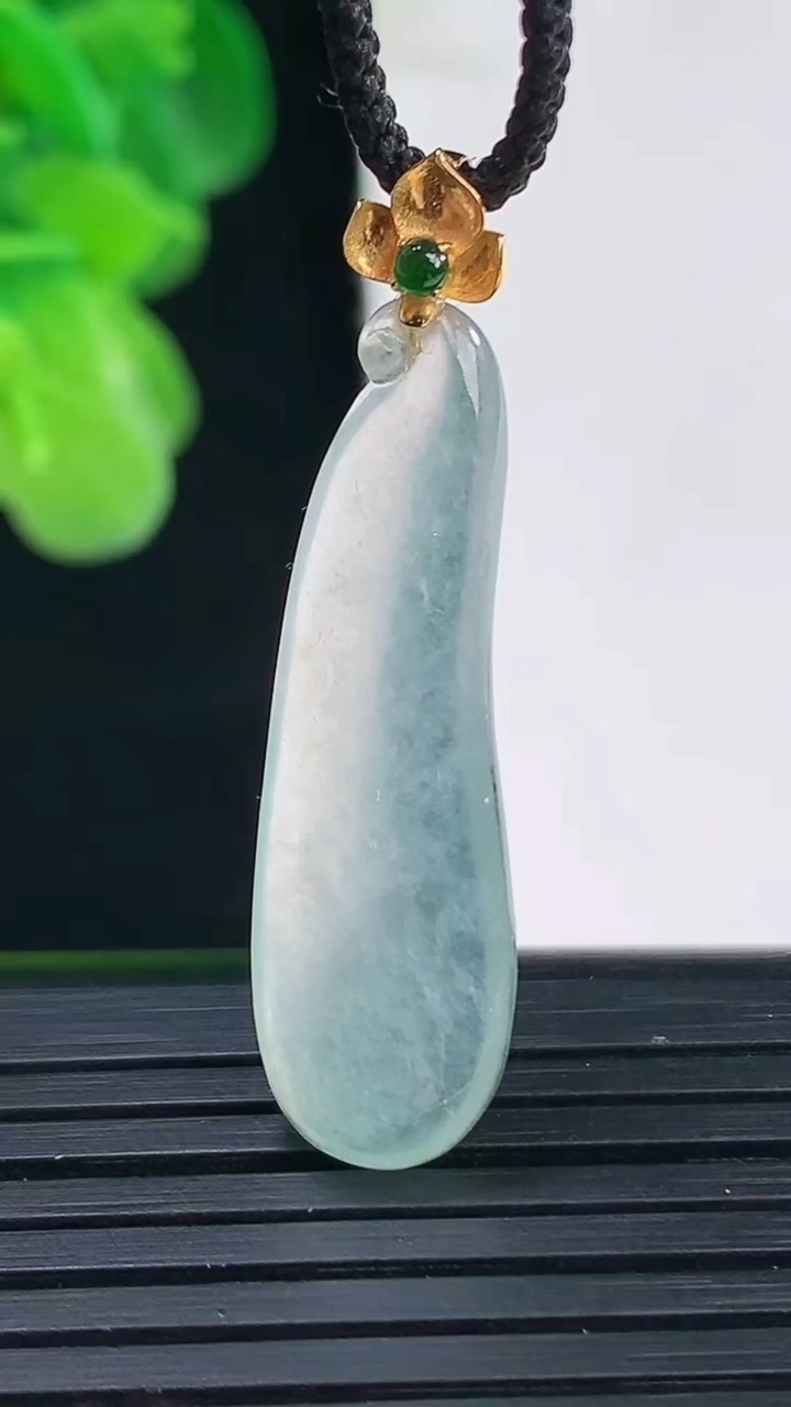 天然A货翡翠福瓜吊坠尺寸38.1-10.1-3.7重量:2.57g
4月11日