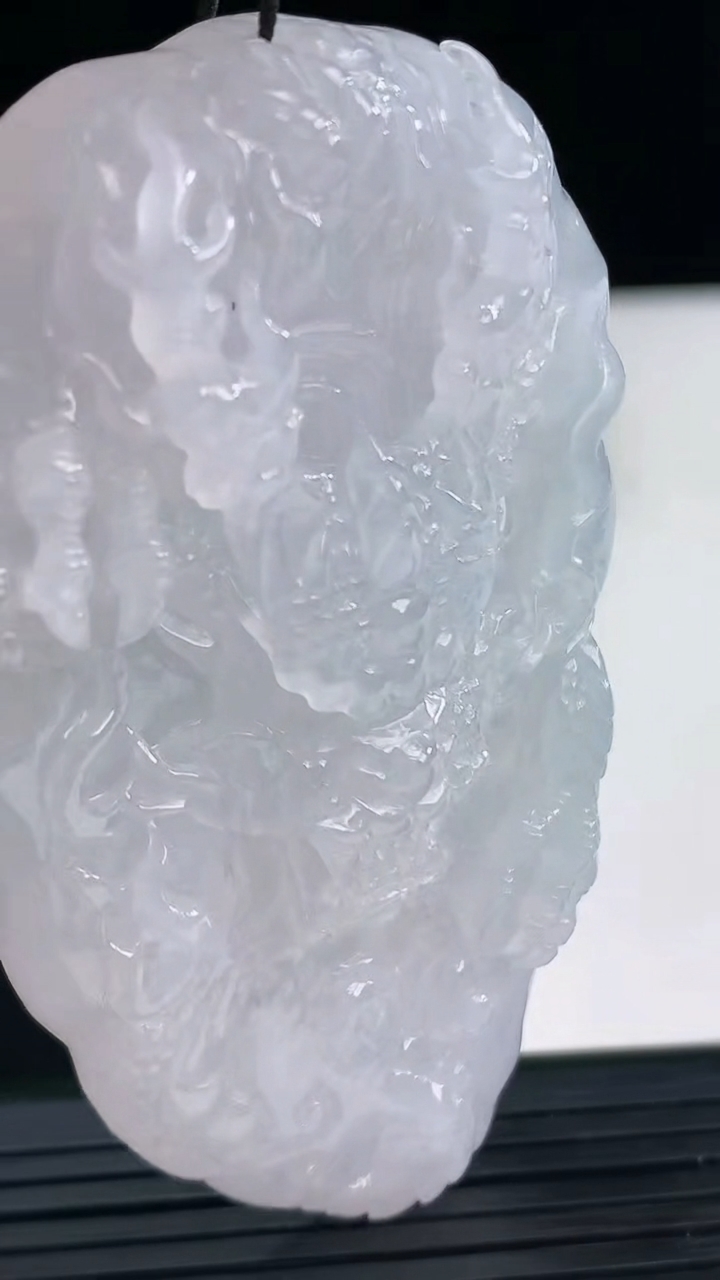 天然A货翡翠龙牌吊坠尺寸70.1-43.4-10.9重量:50.11g
4月11日