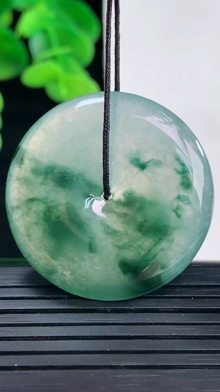 天然A货翡翠冰种飘花平安扣吊坠尺寸32.8-5.5重量:13.19g
4月11日