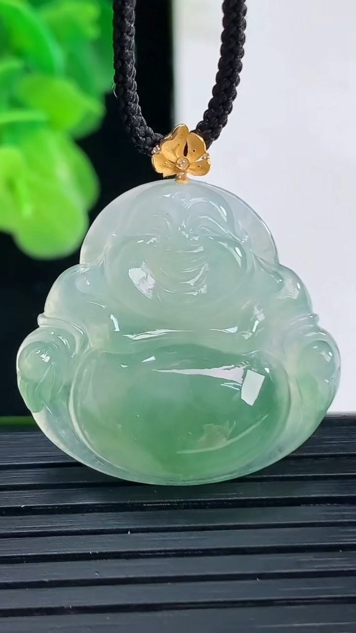 天然A货翡翠佛公吊坠尺寸30.7-28.6-5.7重量:6.32g
4月11日