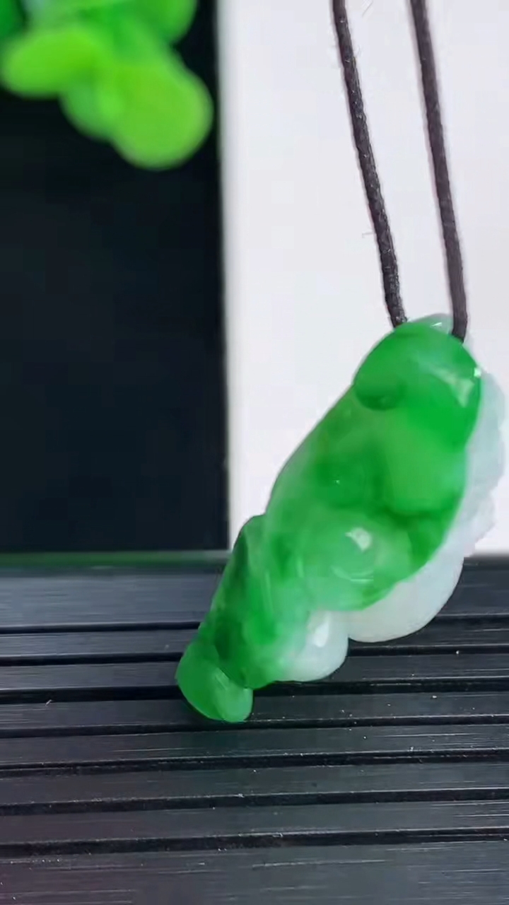 天然A货翡翠逍遥佛吊坠尺寸28-18.7-8.2重量:6.58g
4月11日