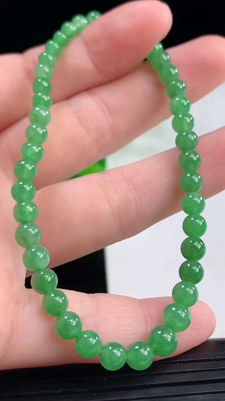 天然A货翡翠圆珠手串尺寸4.6重量:7.32g4月11日
工厂直销收藏佳品,种好水足，色泽均匀，有种