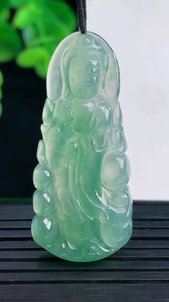 天然A货翡翠观音菩萨吊坠尺寸43.5-19.2-4.2重量:7.36g
4月11日