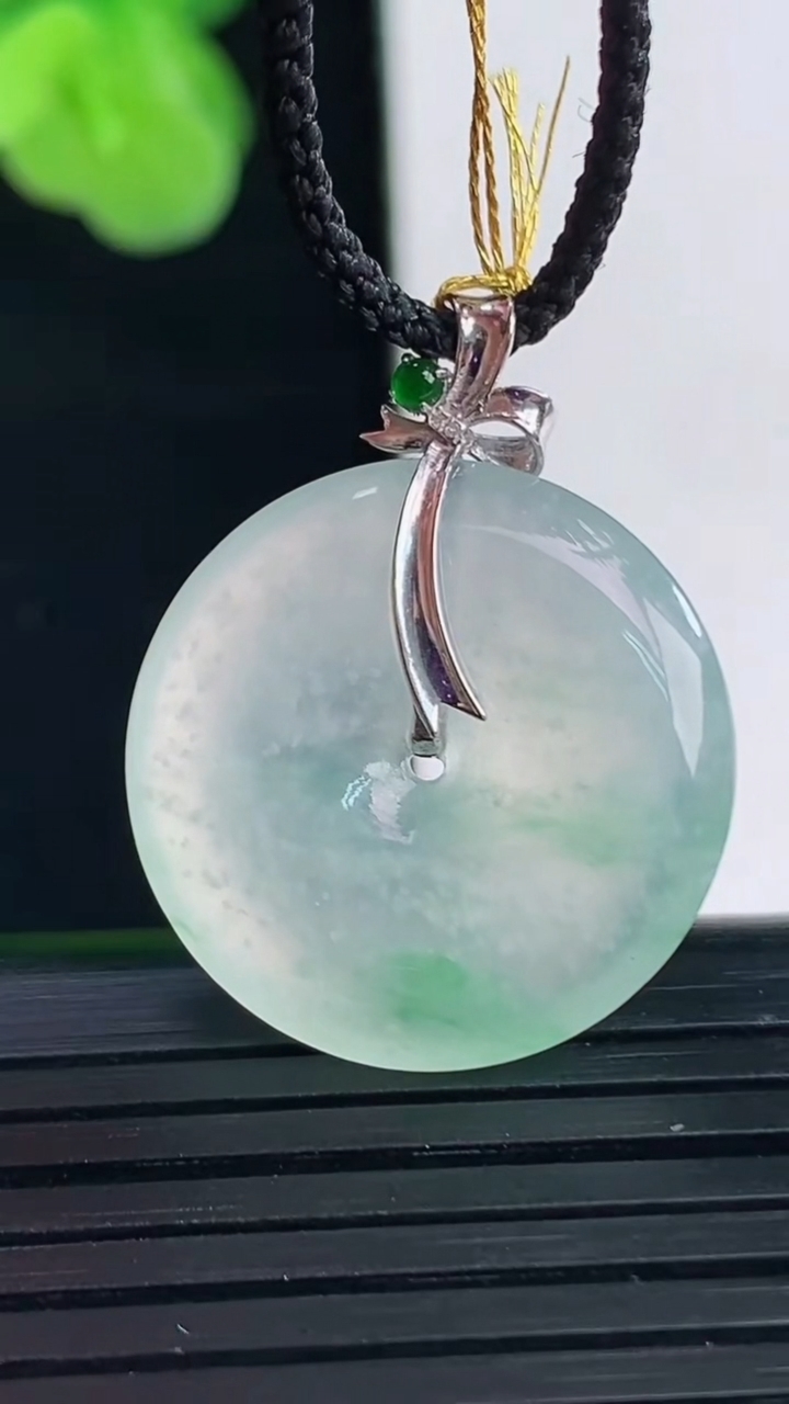 天然A货翡翠平安扣吊坠尺寸21.7-4.3重量:4.66g
4月11日