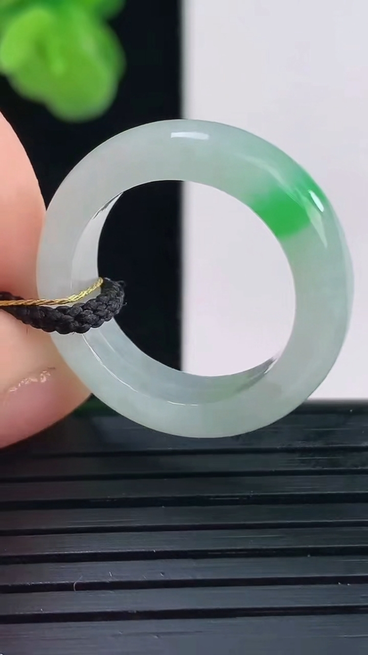 天然A货翡翠指环戒指尺寸17.5-5.8-3.5重量:4.23g2026年4月11日
工厂直销收藏佳品,种好水足，色泽均匀，有种有色，上手高大气！