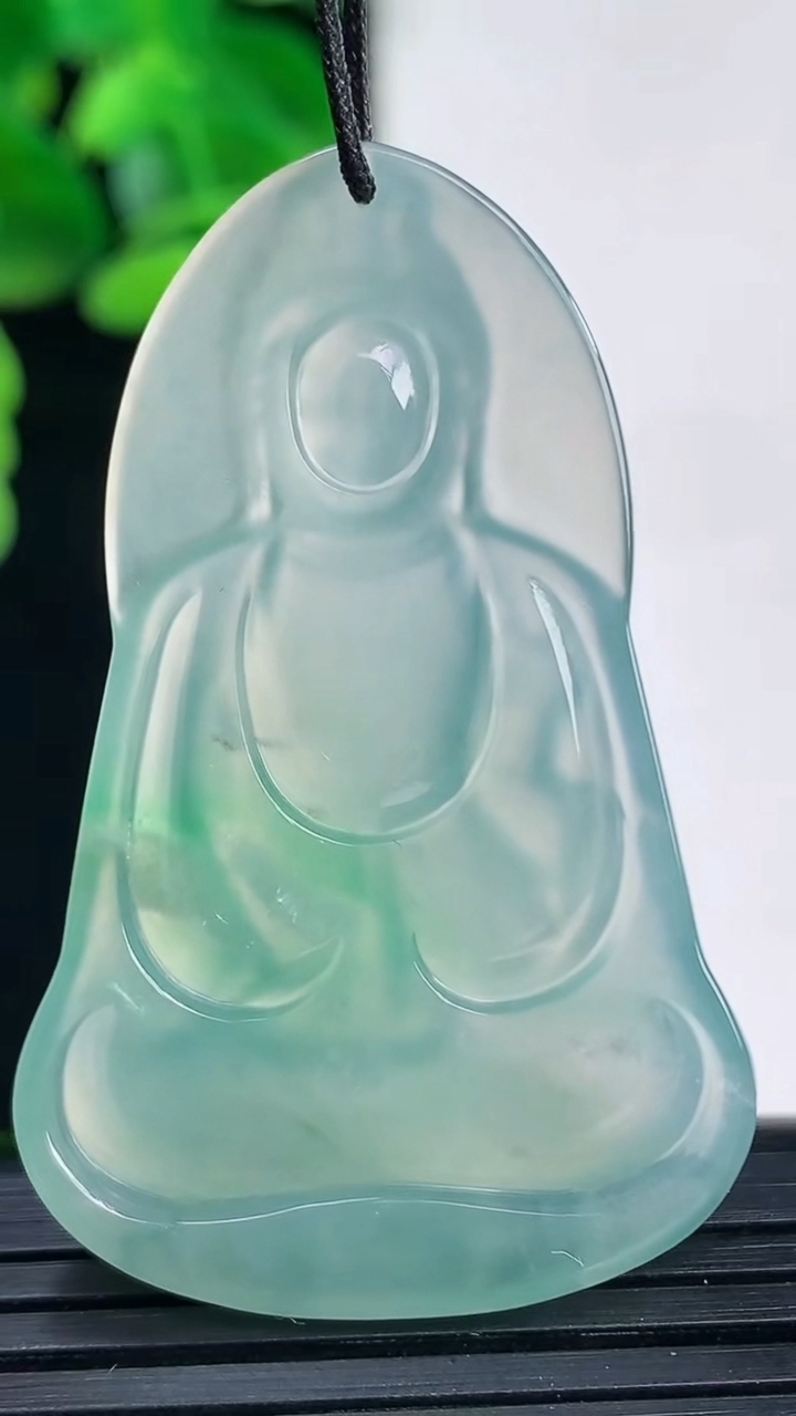天然A货翡翠观音菩萨吊坠尺寸46.4-29.5-4.2重量:11.02g
4月11日