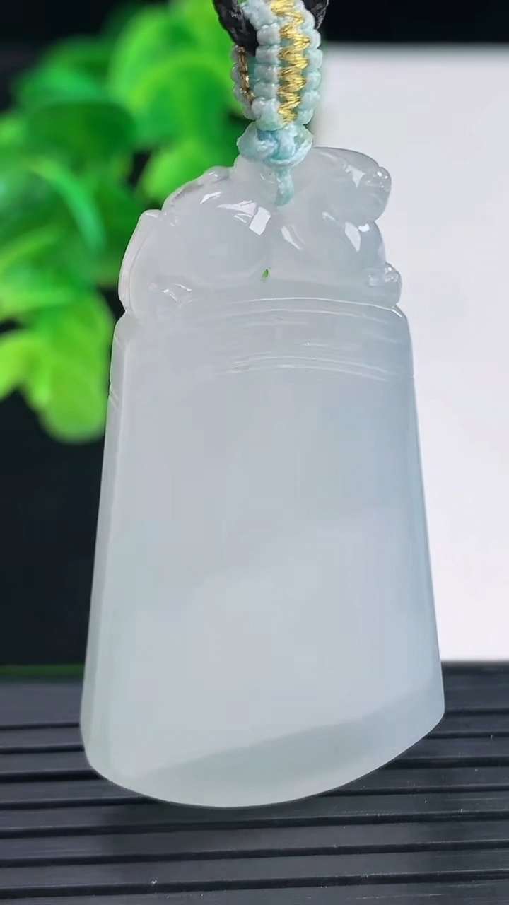 天然A货翡翠仿古无事牌吊坠尺寸48.1-267-5.5重量:18.71g
4月11日