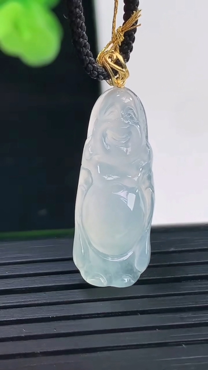 天然A货翡翠站佛 佛公吊坠尺寸26.8-10.6-5.7重量:3.00g
4月11日