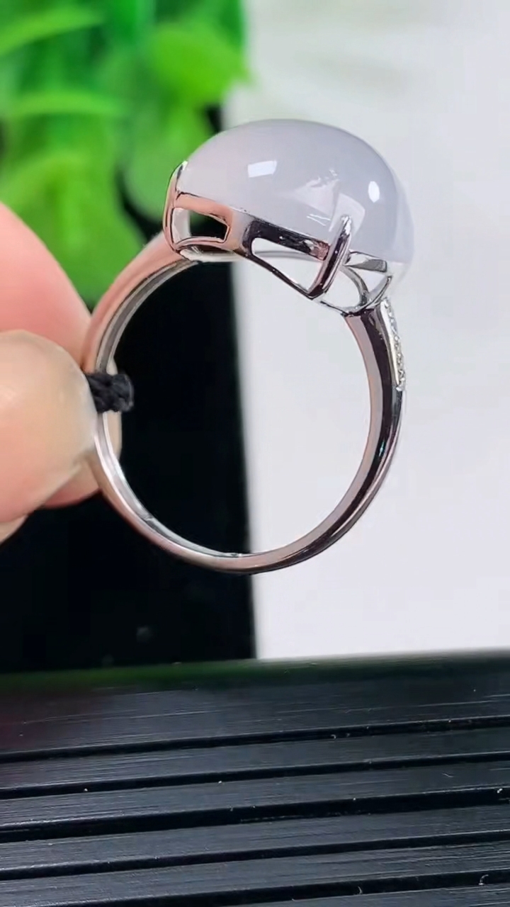 天然A货翡翠蛋面戒指尺寸18.1-14.2重量:3.57g2026年4月11日
工厂直销收藏佳品,种好水足，色泽均匀，有种有色，上手高大气！