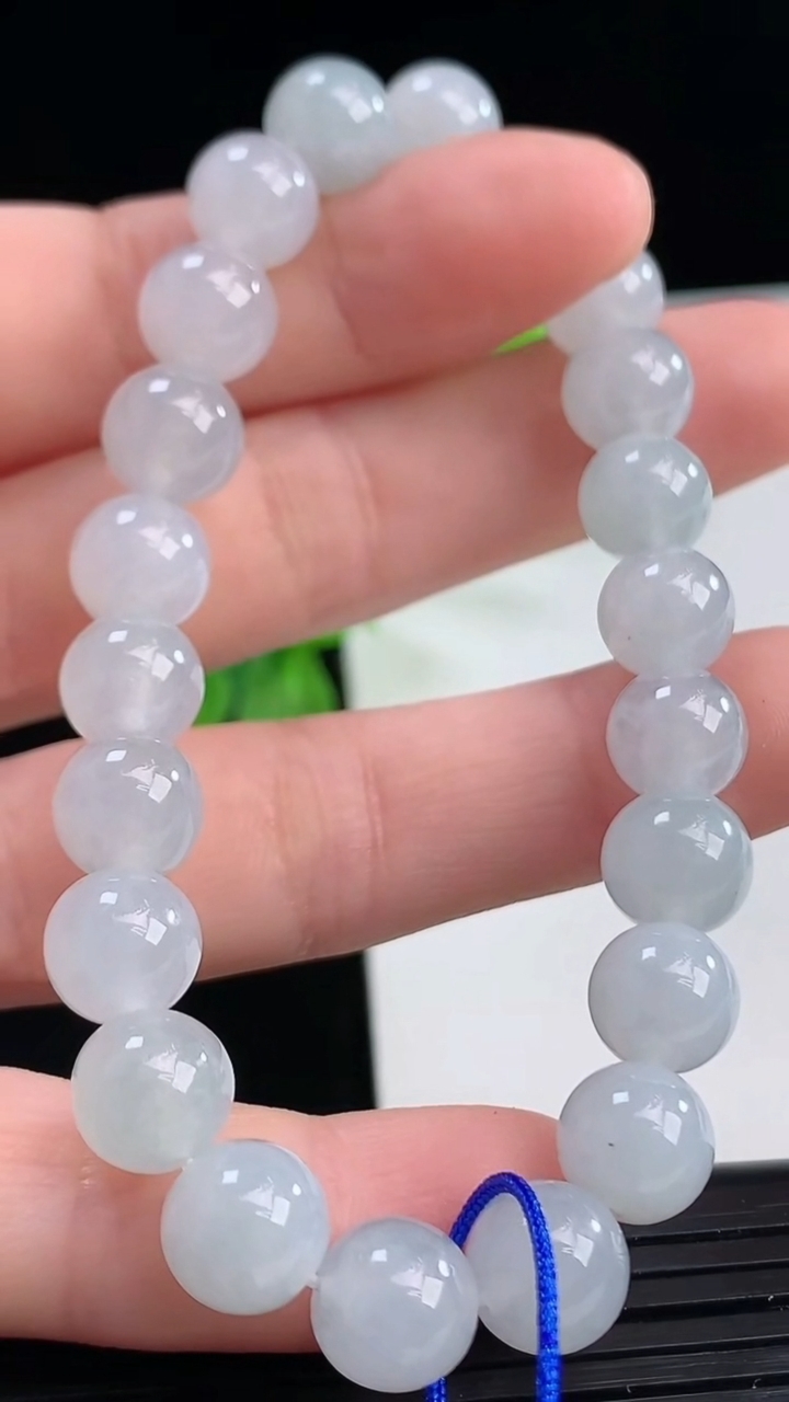 天然A货翡翠圆珠手串尺寸8.1-22颗重量:22.85g4月11日
工厂直销收藏佳品,种好水足，色泽均匀，有种有色，上手高大气！