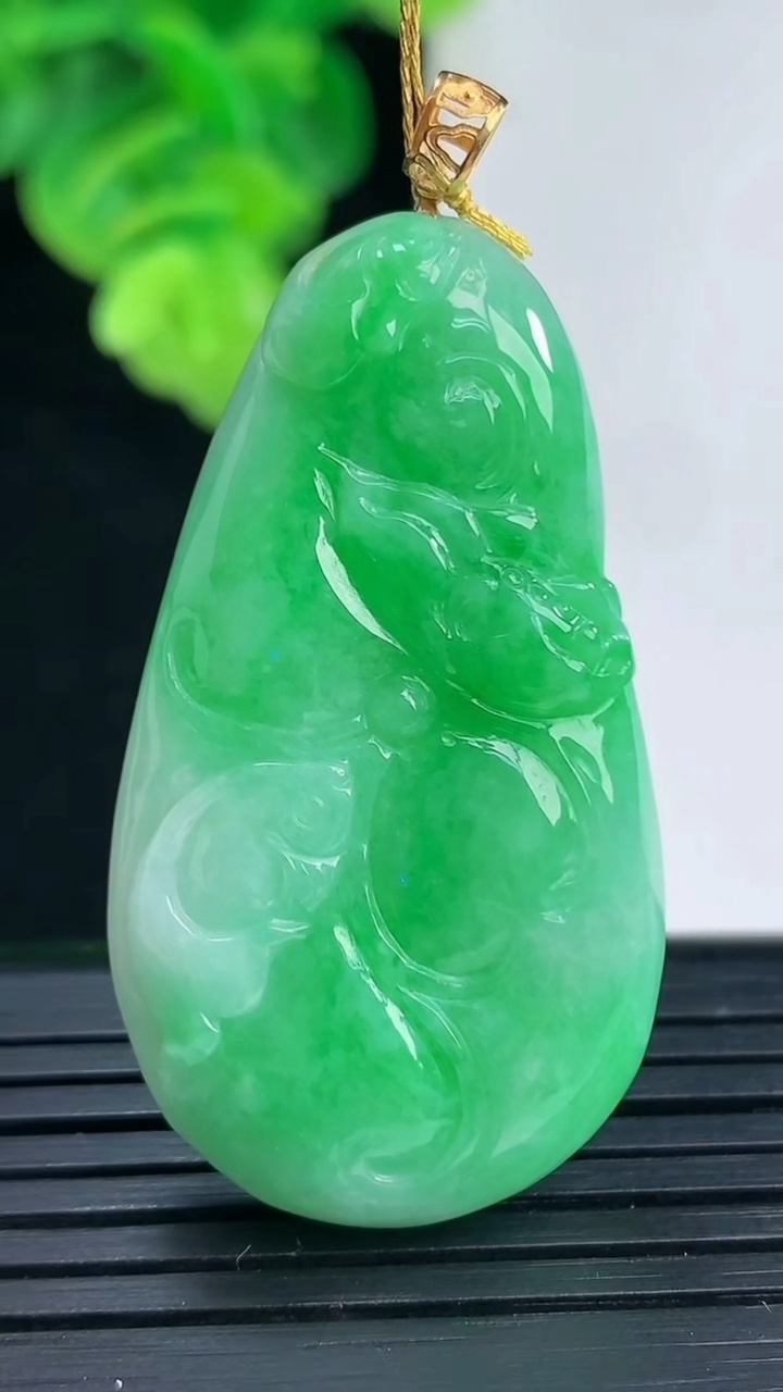 天然A货翡翠年年有余吊坠尺43.6-24.2-6.2重量:14.22g
4月11日