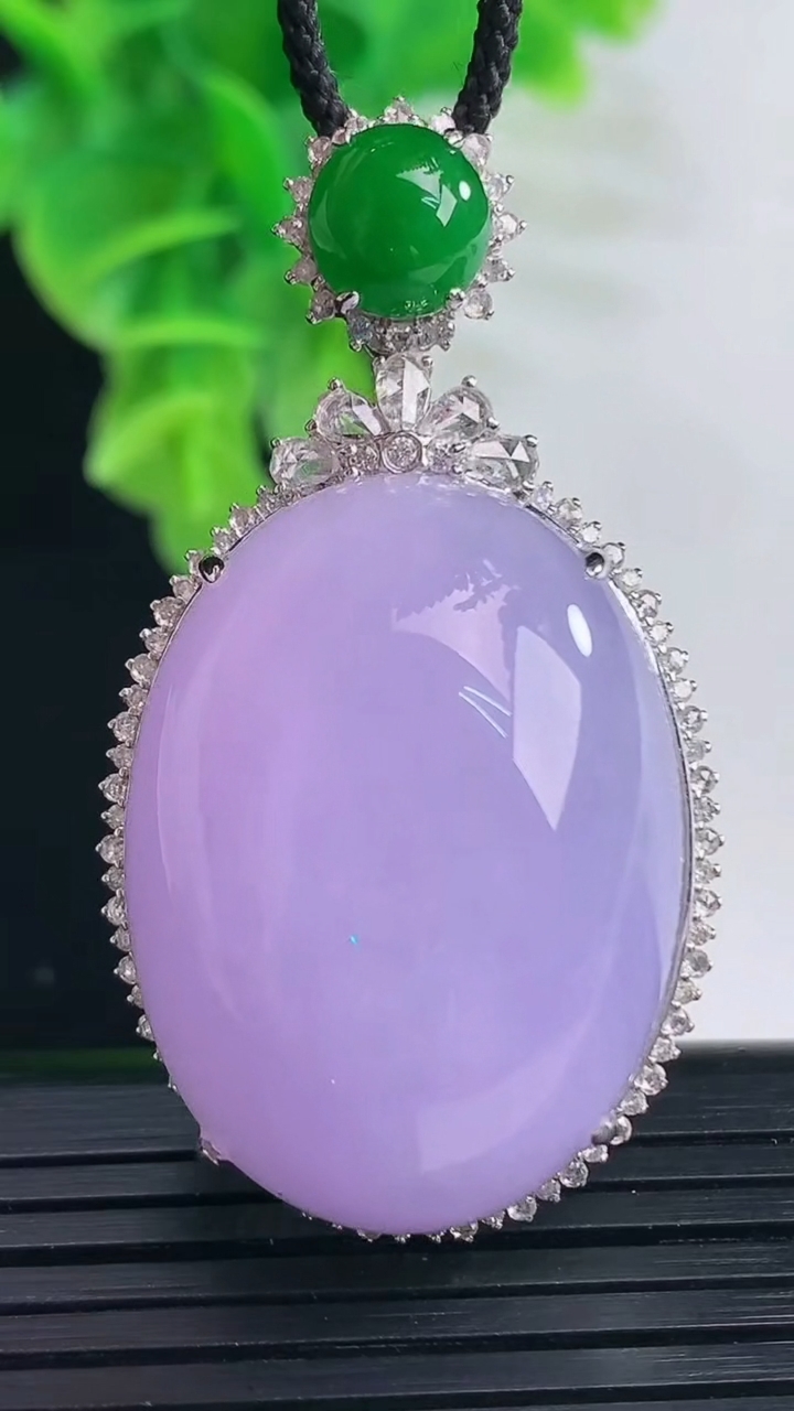 天然A货翡翠18K金紫罗兰蛋面吊坠尺寸48.6-26.6-16.6裸石30.5-22.6重量:20.16g
4月11日