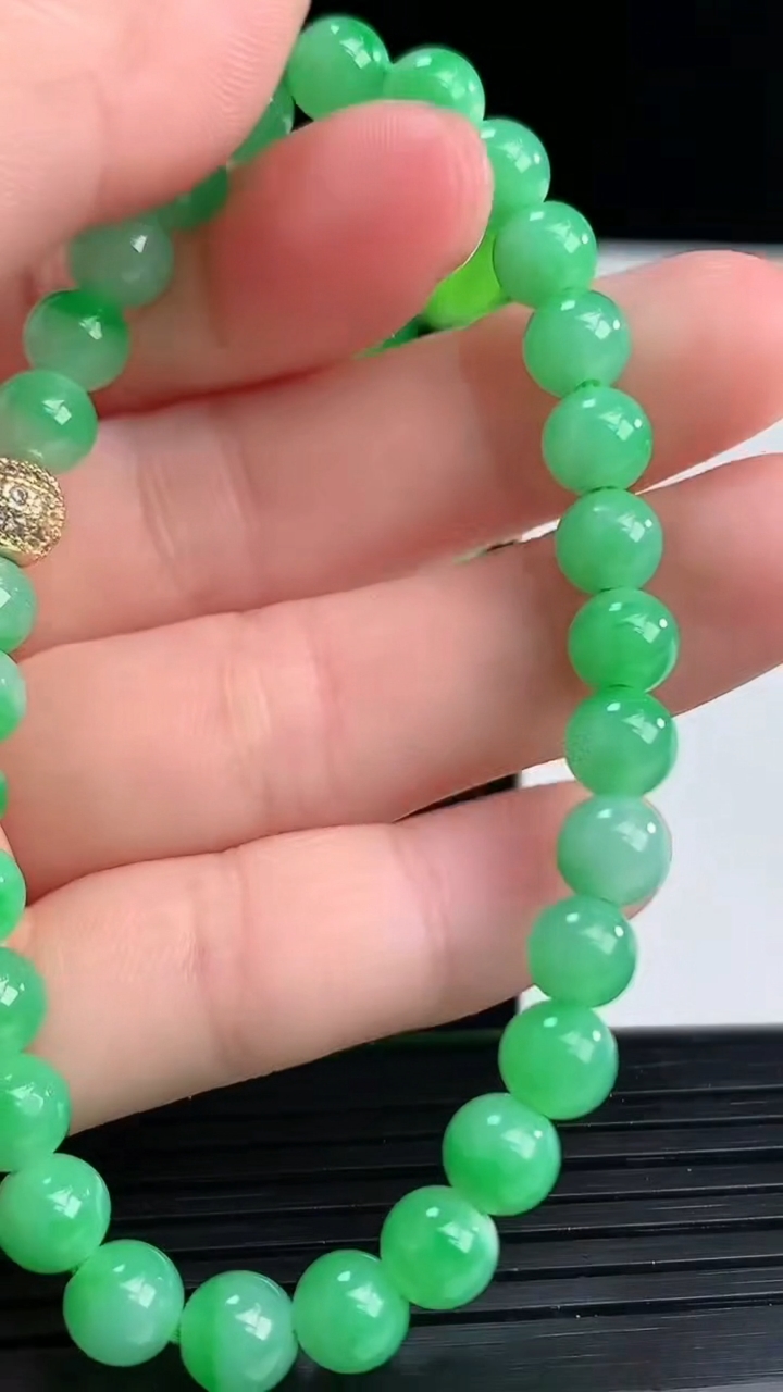 天然A货翡翠圆珠手串尺寸6.1-29颗重量:11.72g4月11日
工厂直销收藏佳品,种好水足，色泽均匀，有种有色，上手高大气！