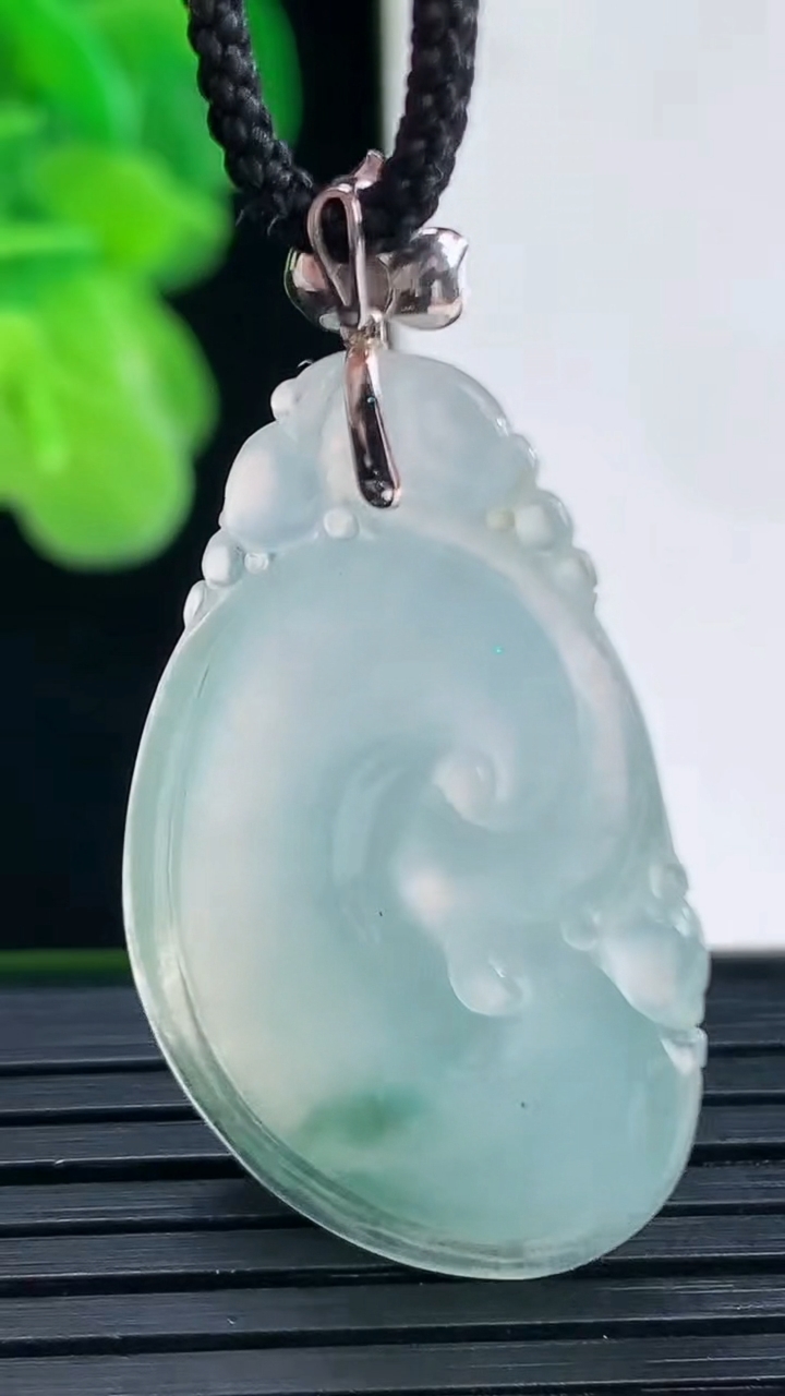 天然A货翡翠18K金飘花如意吊坠尺寸39.2-21.3-5.9重量:6.64g
4月11日