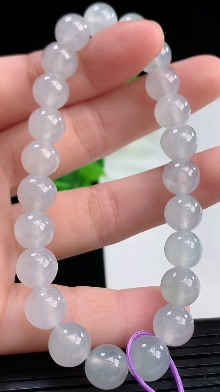 天然A货翡翠飘花圆珠手串尺寸8.3-23颗重量:24.27g4月11日
工厂直销收藏佳品,种好水足，