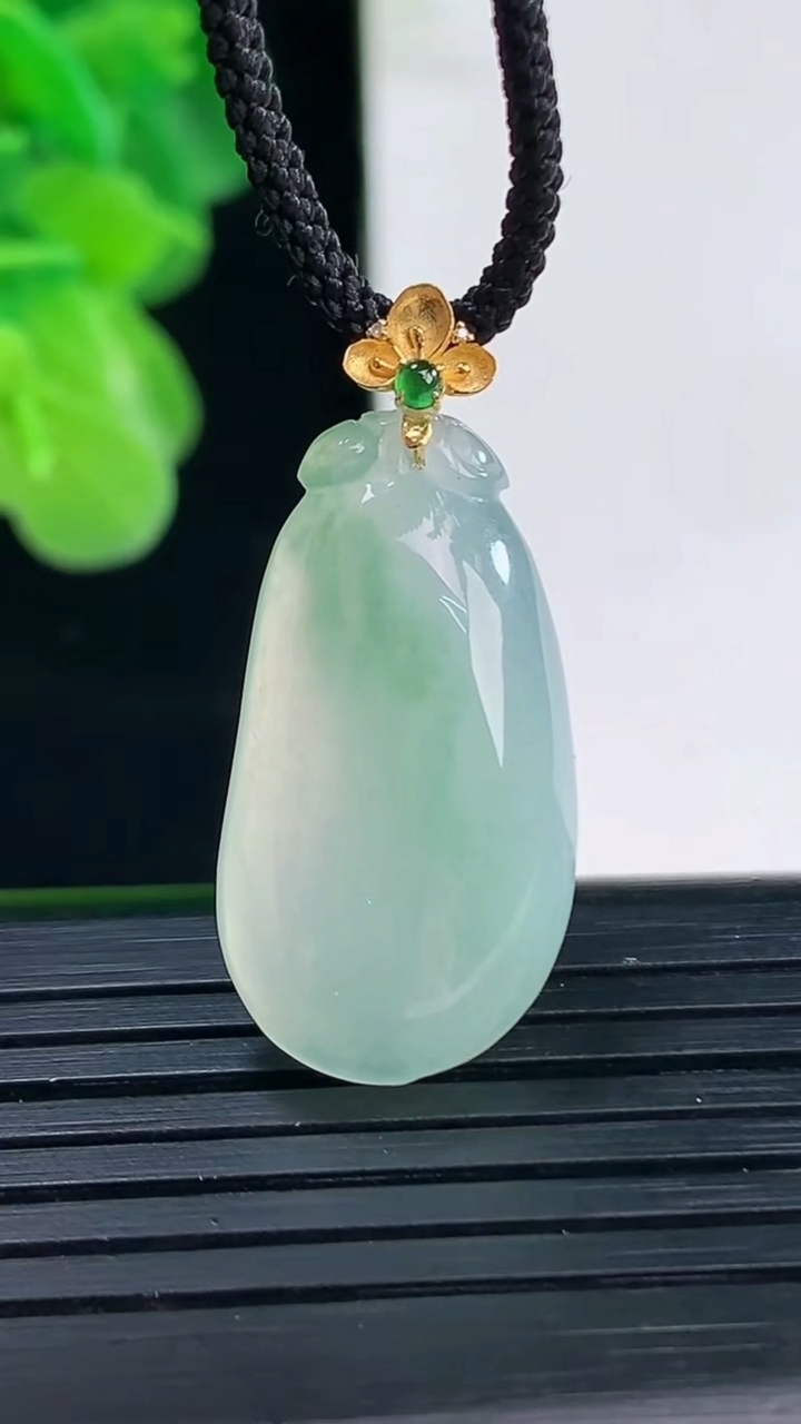 天然A货翡翠福瓜吊坠尺寸31-13.8-5.5重量:4.27g
4月11日