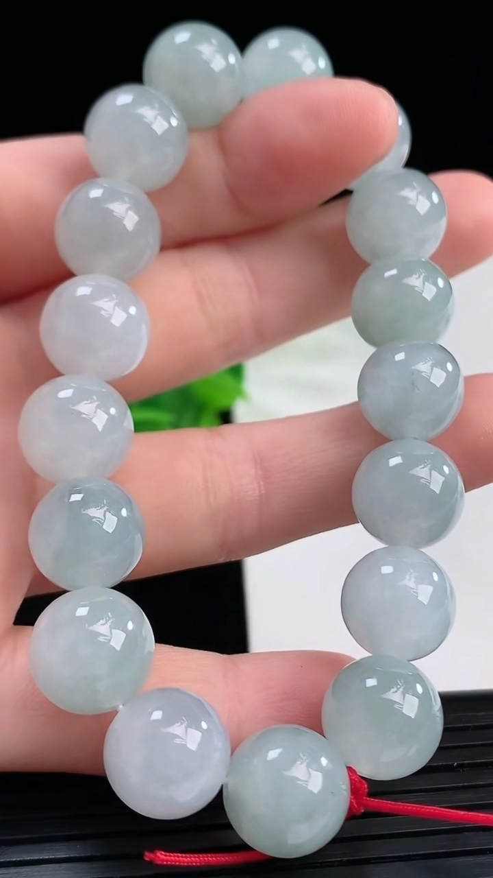 天然A货翡翠圆珠手串尺寸11-17颗重量:45.85g4月11日
工厂直销收藏佳品,种好水足，色泽均匀，有种有色，上手高大气！