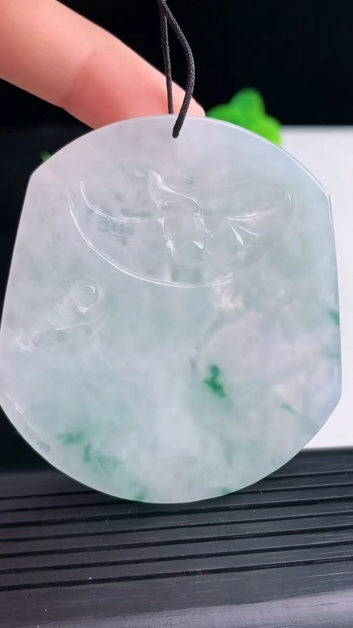 天然A货翡翠飘花生肖马吊坠尺寸56.6-51.6-5.6重量:38.04g
4月11日