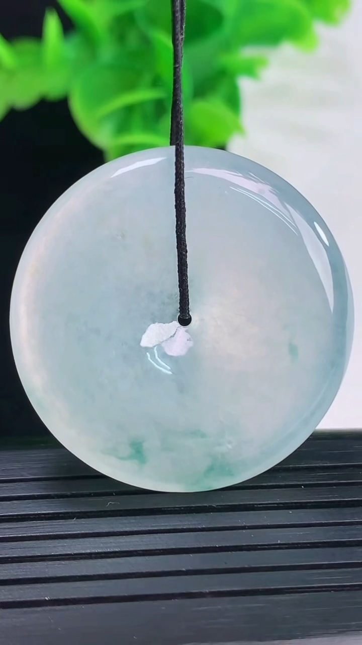 天然A货翡翠种飘花平安扣吊坠尺寸35.7-5.8重量:17.37g
4月11日