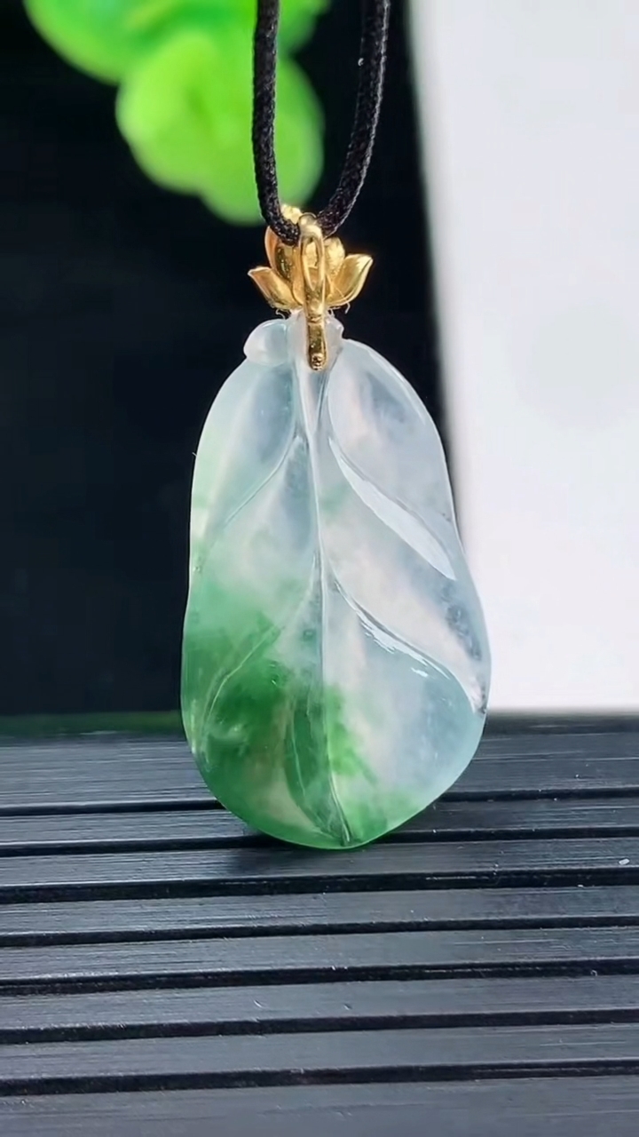 天然A货翡翠18K金飘花金枝玉叶 叶子吊坠尺寸29.8-14.6-3.2重量:2.02g
4月11日