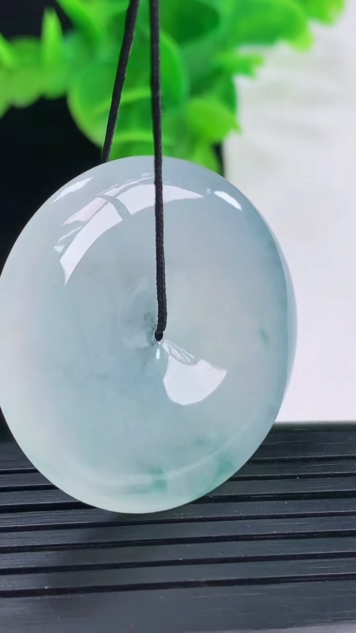 天然A货翡翠种飘花平安扣吊坠尺寸35.7-5.8重量:17.37g
4月11日