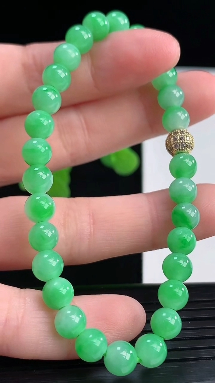 天然A货翡翠圆珠手串尺寸6.1-29颗重量:11.72g4月11日
工厂直销收藏佳品,种好水足，色泽均匀，有种有色，上手高大气！