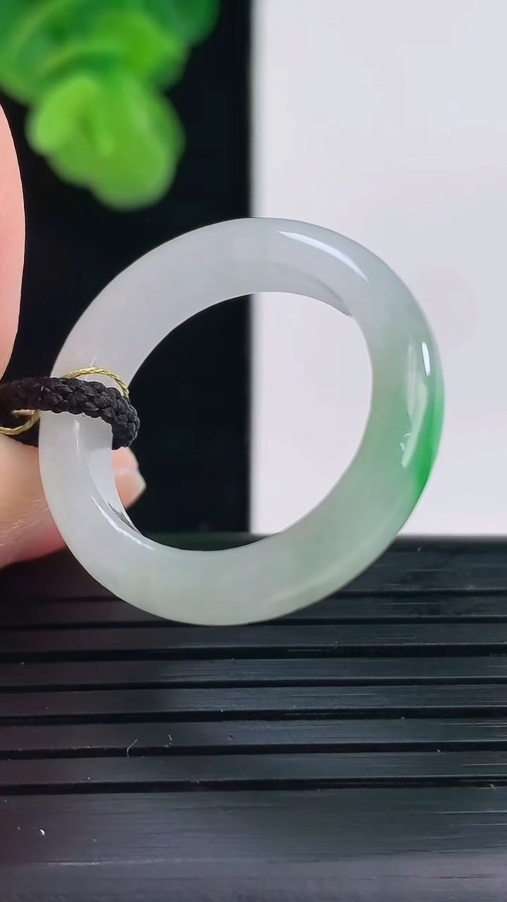 天然A货翡翠指环戒指尺寸19.4-5.1-3.5重量:4.19g2026年4月11日
工厂直销收藏佳品,种好水足，色泽均匀，有种有色，上手高大气！