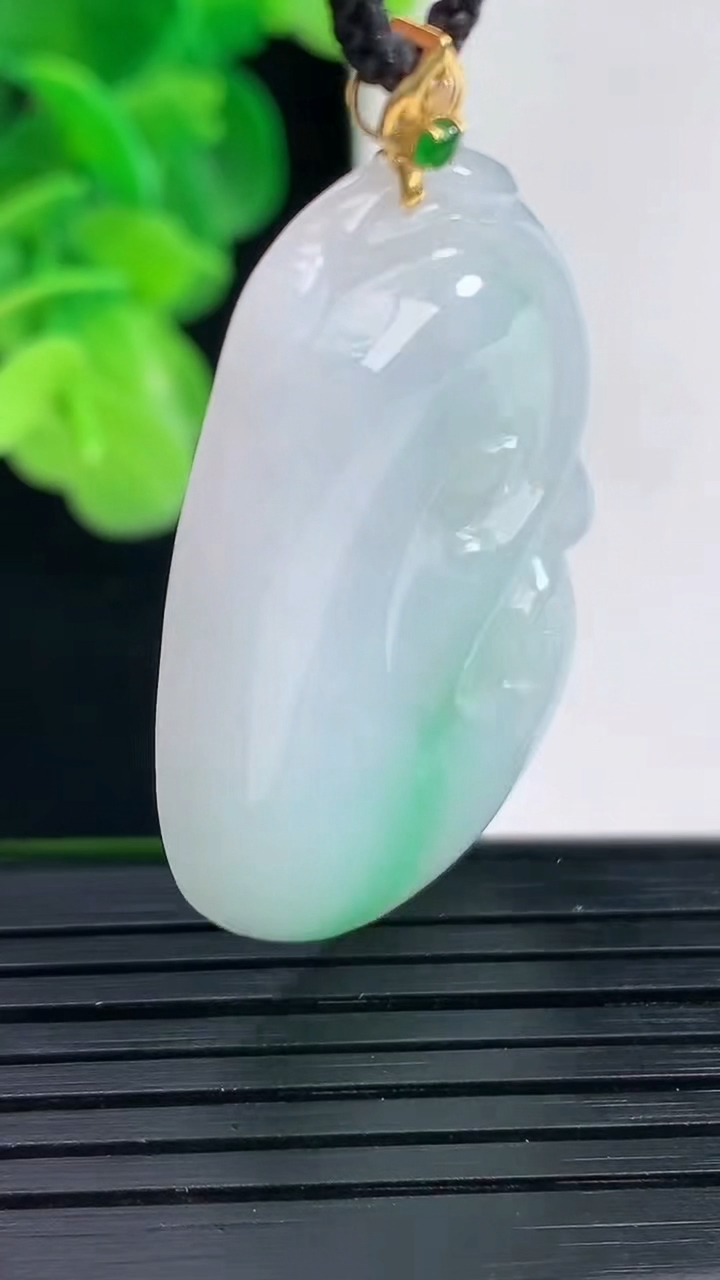 天然A货翡翠如意吊坠尺寸39.9-25.2-5.3重量:10.38g
4月11日