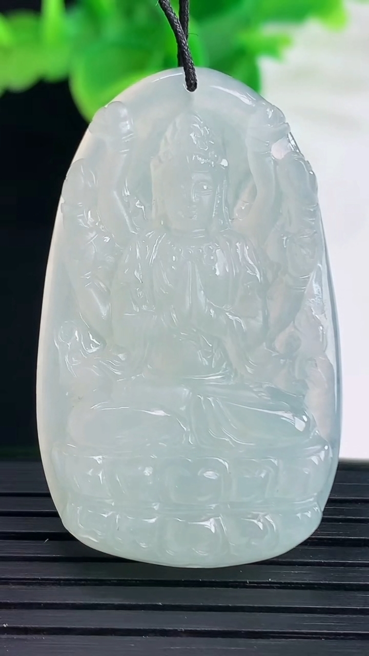 天然A货翡翠千手观音吊坠尺寸45.5-27.4-6重量:15.35g
4月11日