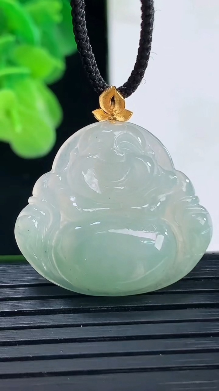 天然A货翡翠佛公吊坠尺寸30.2-28.4-5.3重量:5.52g
4月11日