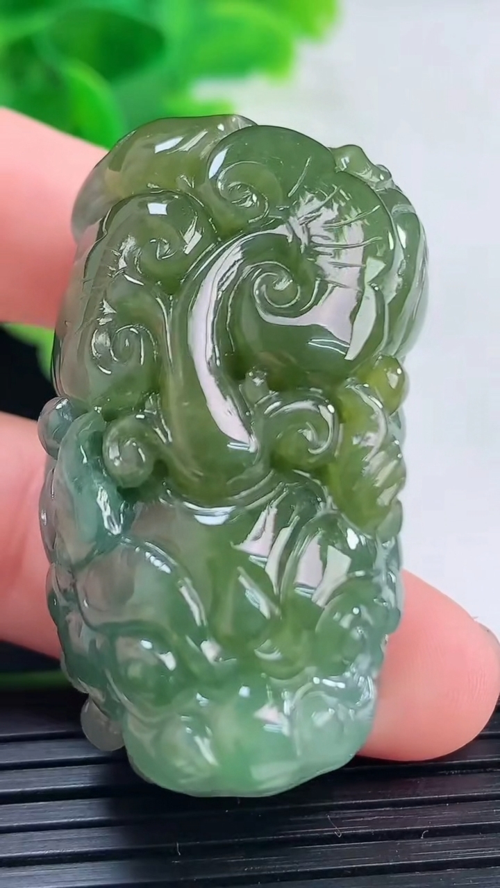 天然A货翡翠双彩貔貅吊坠尺寸43.9-23.5-18.5重量:45.57g
4月11日