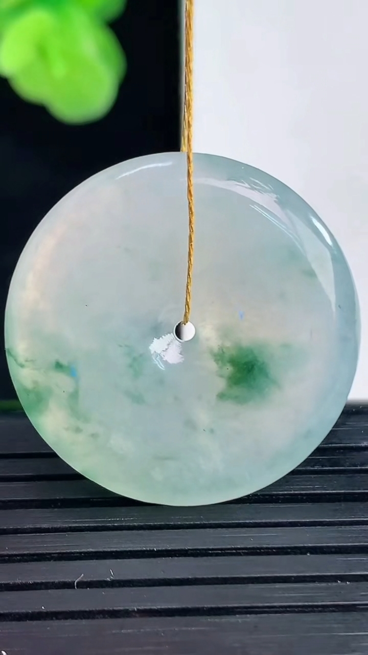 天然A货翡翠飘花平安扣吊坠尺寸27.5-4.8重量:8.48g
4月11日