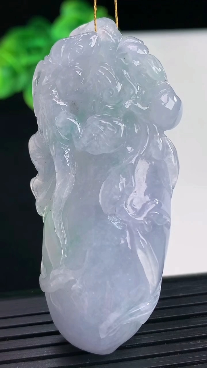 天然A货翡翠紫罗兰福瓜吊坠尺寸63.8-32.9-13.4重量:39.86g
4月11日