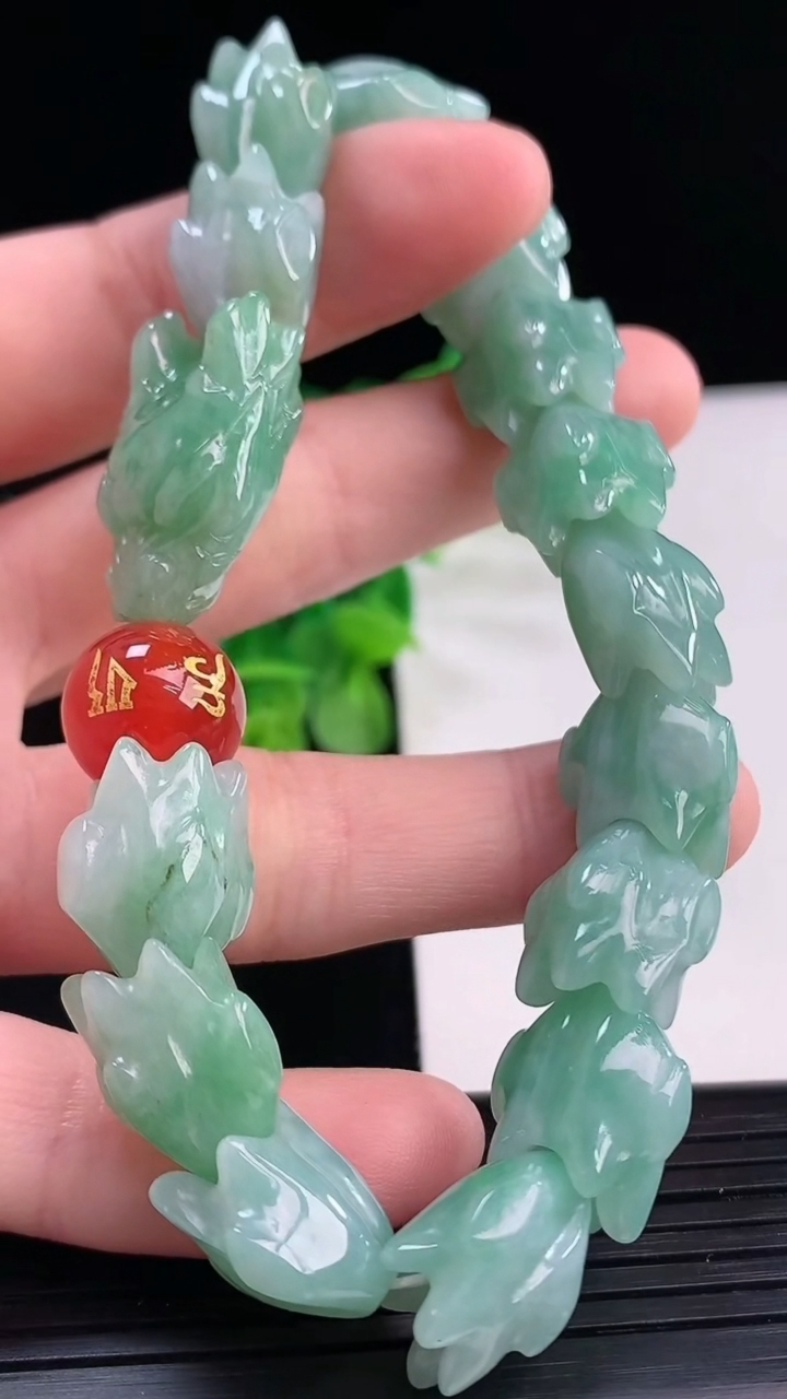 天然A货翡翠龙头手串尺寸24.2-13.7-9重量:47.94g4月11日
工厂直销收藏佳品,种好水足，色泽均匀，有种有色，上手高大气！