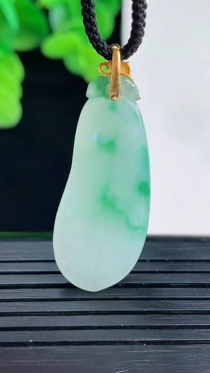 天然A货翡翠福瓜吊坠尺寸37.2-13.6-4.8重量:4.33g
4月11日