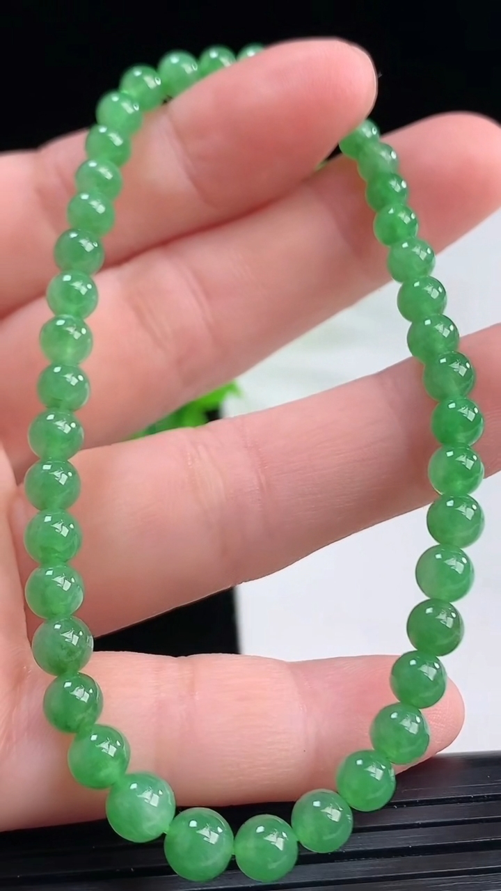 天然A货翡翠圆珠手串尺寸4.6重量:7.32g4月11日
工厂直销收藏佳品,种好水足，色泽均匀，有种有色，上手高大气！